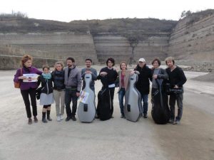 Alcuni musicisti dei 100 Cellos presso la discarica a Riano